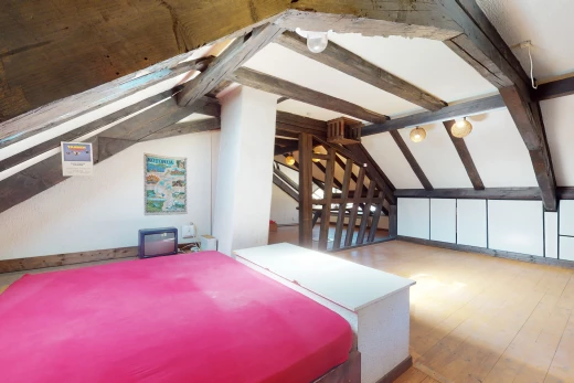 chambre à coucher avec poutres apparentes et parquet
