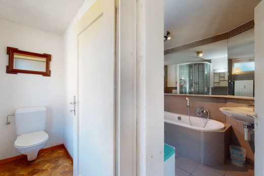 salle de bains avec toilettes, vasque, baignoire, et miroir
