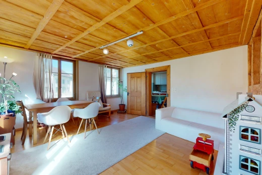 salle à manger avec parquet et lumière naturelle