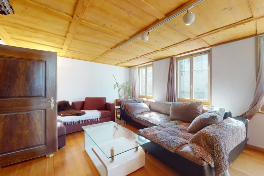 salon avec parquet et lumière naturelle