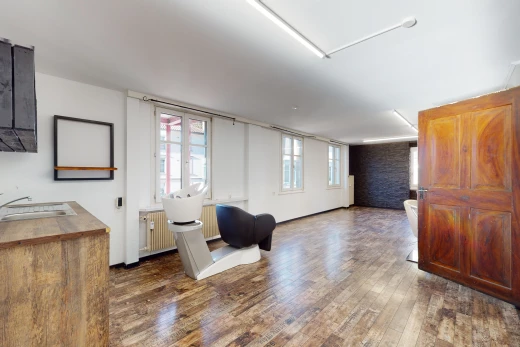 salon avec lumière naturelle et parquet