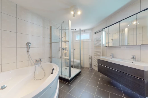 salle de bains avec carrelage, vasque, miroir, meuble-lavabo, douche, et baignoire