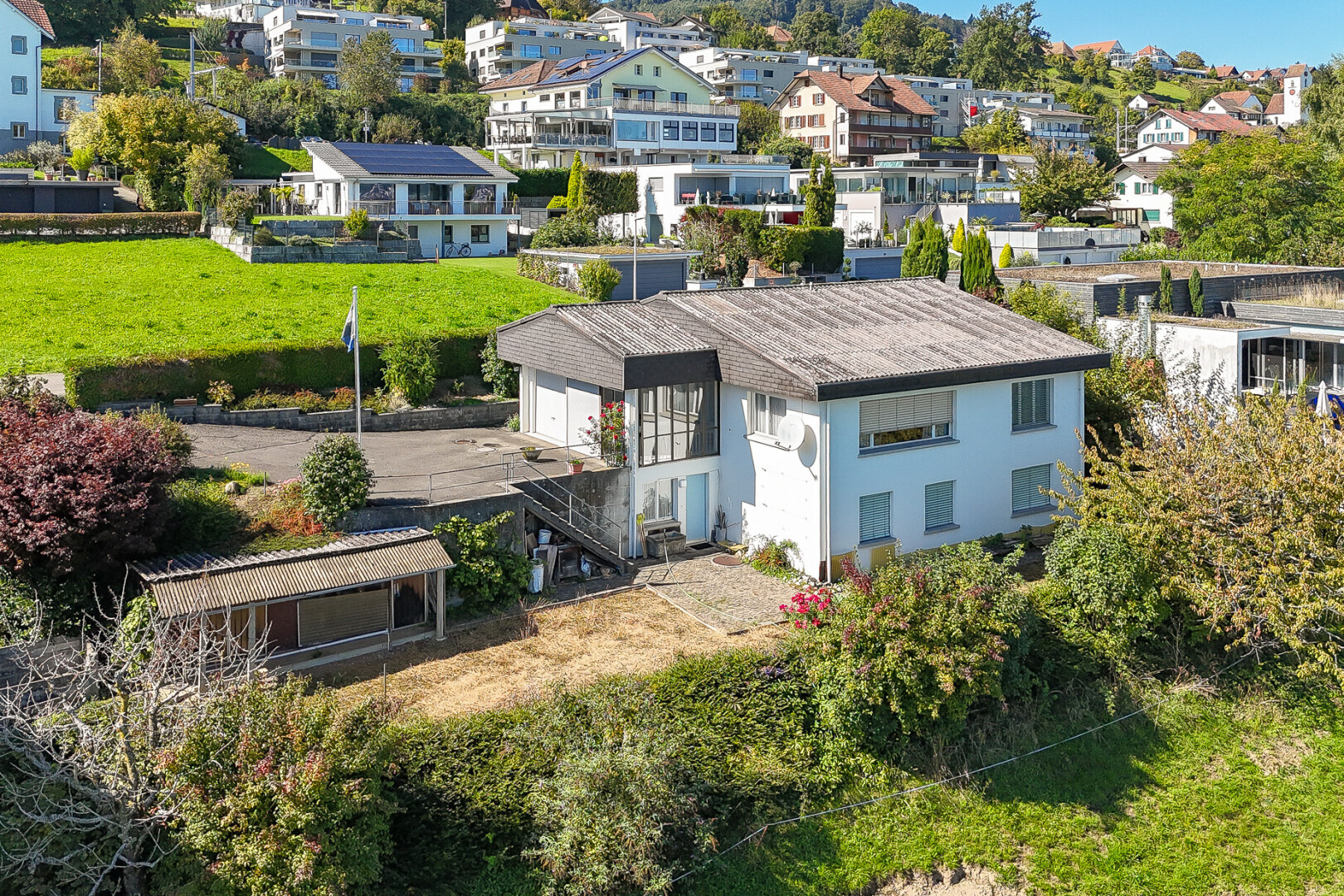façade avec property visible, bardage en stuc, garage, vue résidentielle, et residential view