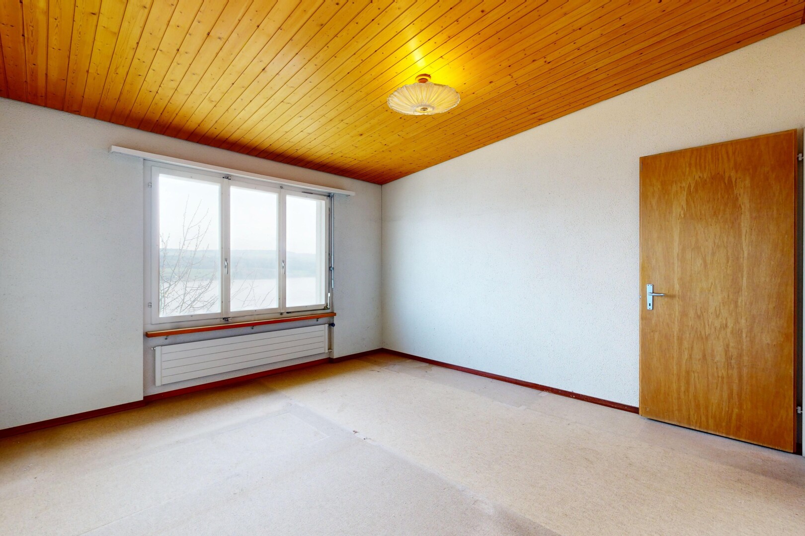 pièce vide avec lumière naturelle, natural light, plafond voûté, vaulted ceiling, et plafond en bois
