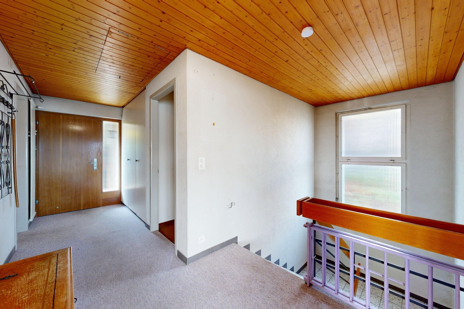 couloir avec plafond en bois, wood ceiling, inside property, moquette, et carpet