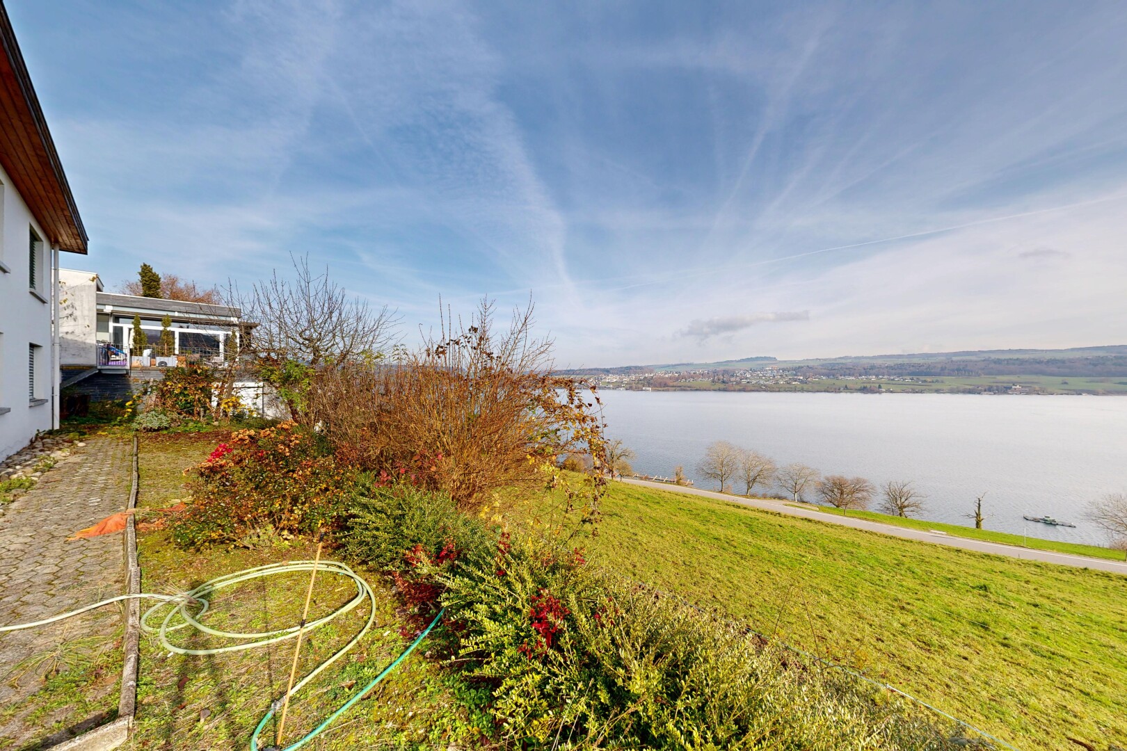 vue sur la mer avec vue sur l'eau, water view, day time, et from property