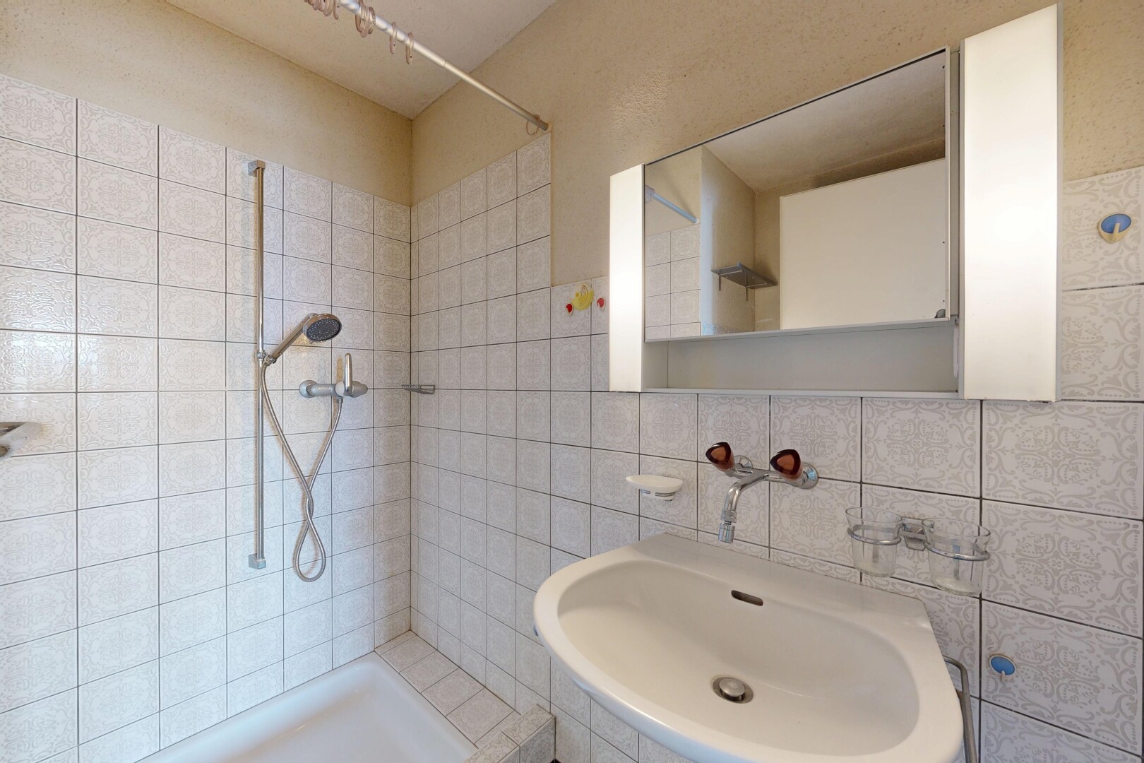 salle de bains avec évier, salle de bain complète, miroir, inside property, et douche
