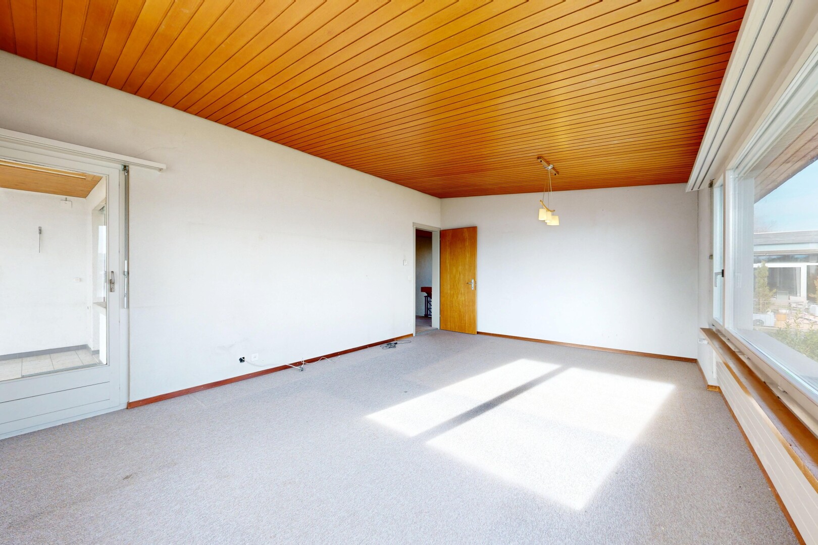 pièce vide avec lumière naturelle, natural light, cloison sèche, drywall, et plafond en bois