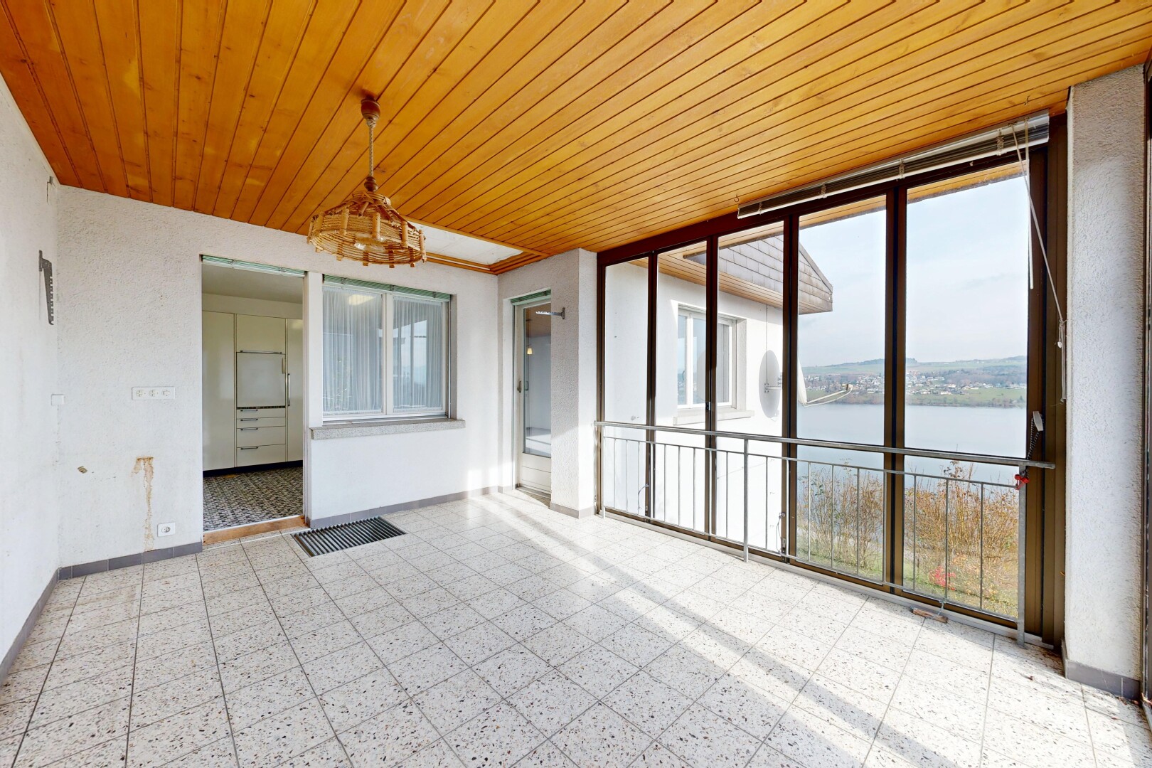 terrasse avec terrasse, vue sur l'eau, water view, from property, et bord de l'eau