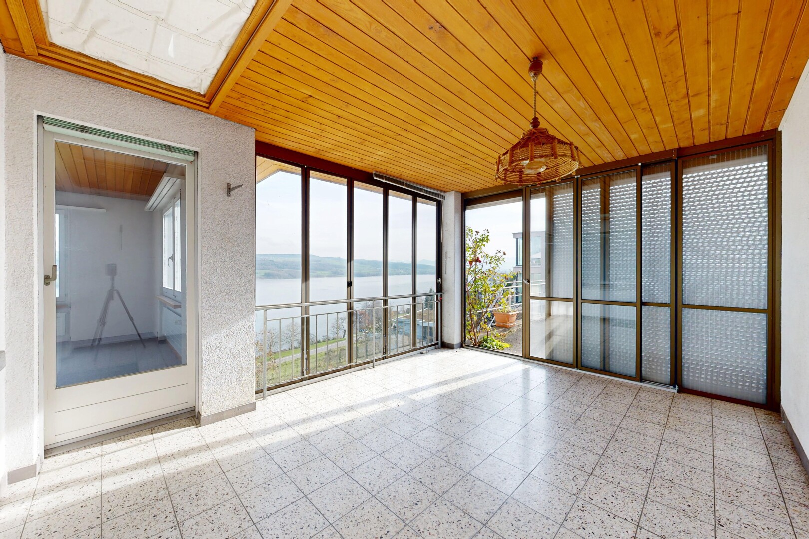 pièce vide avec fenêtres du sol au plafond, floor ceiling windows, plafond en bois, wood ceiling, et vue sur l'eau