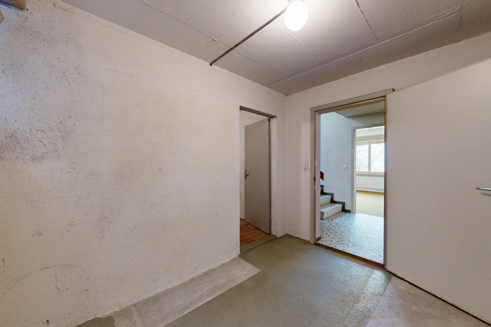 pièce vide avec inside property, lumière naturelle, natural light, sol en béton, et concrete floor