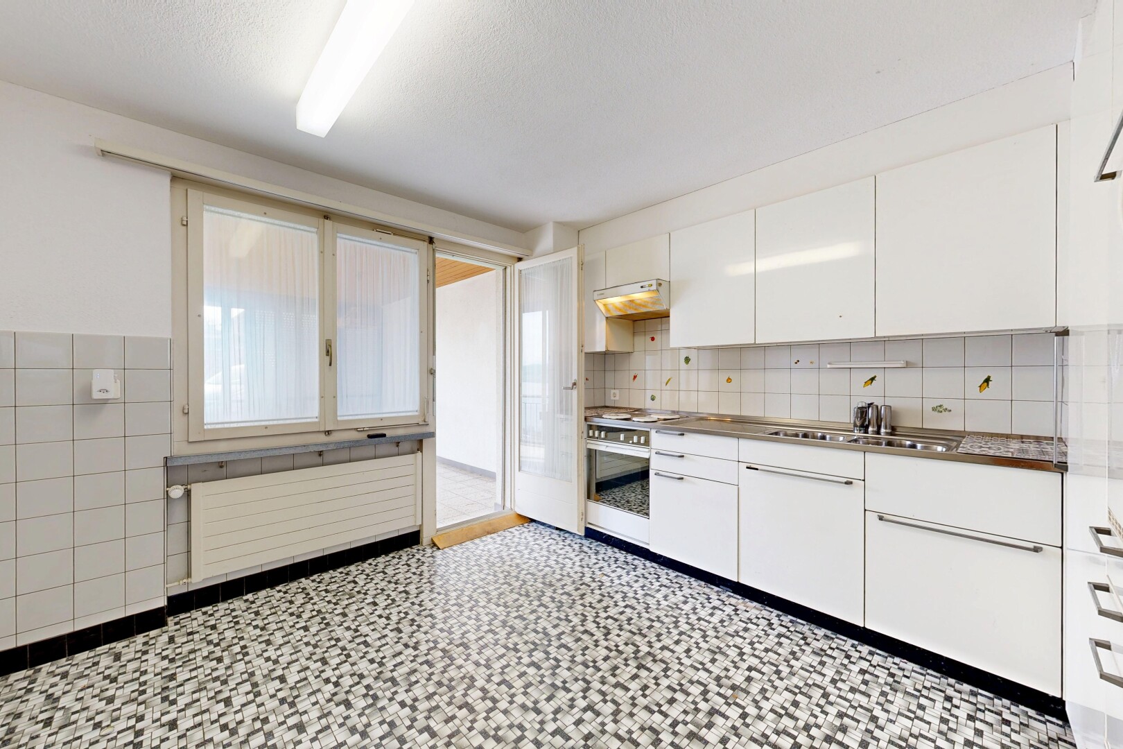 cuisine avec inside property, sol en vinyle, vinyl floor, armoires blanches, et hotte