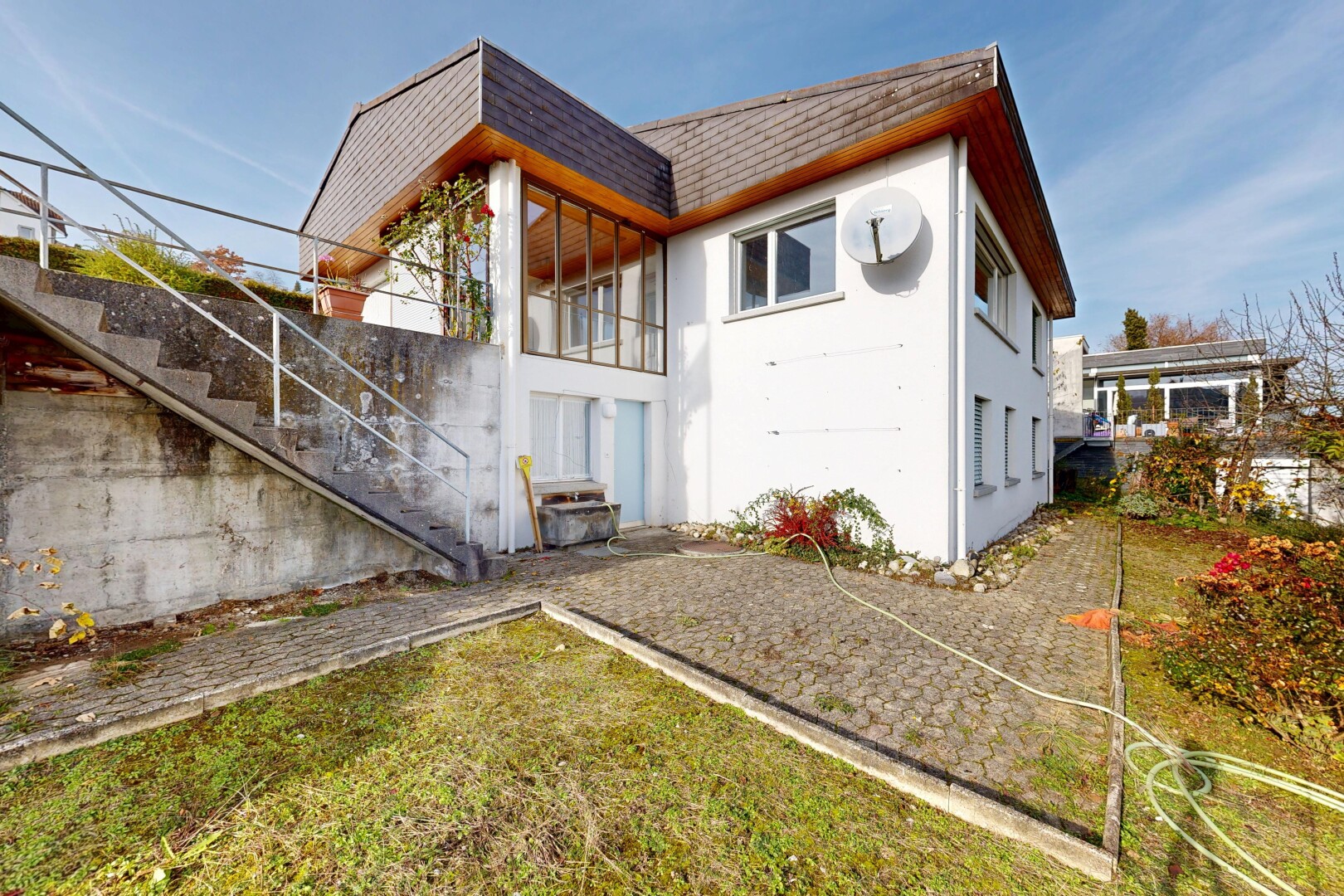 façade avec escaliers, bardage en stuc, property visible, day time, et pelouse