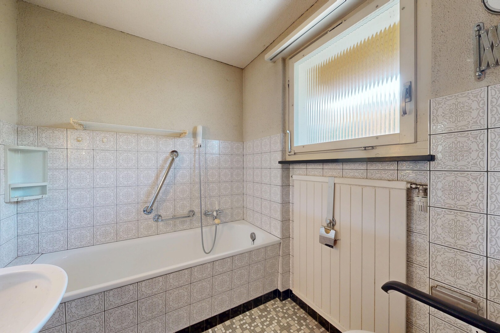 salle de bains avec mur en carrelage, tile wall, salle de bain complète, bain, et radiateur