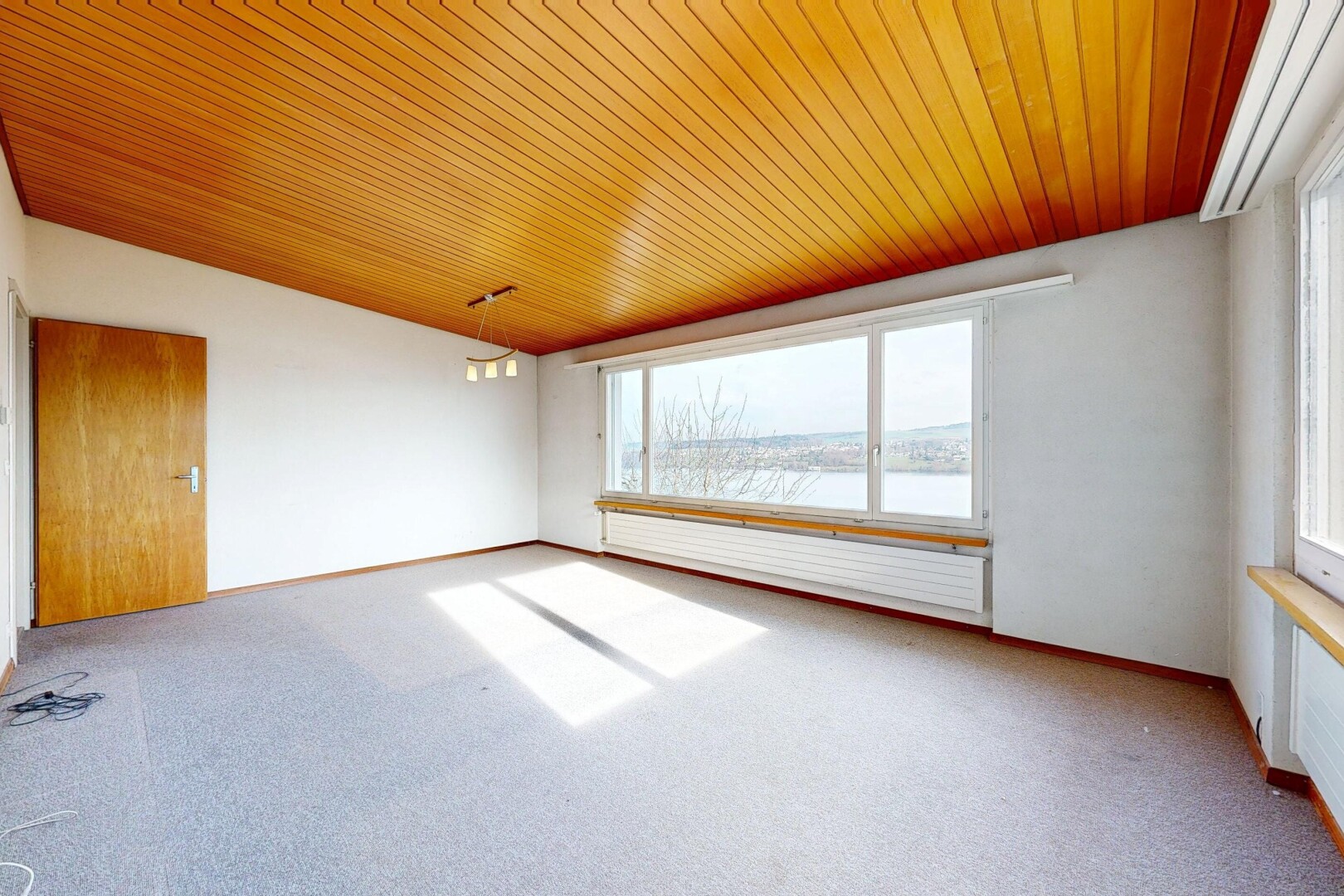 pièce vide avec plafond en bois, wood ceiling, lumière naturelle, natural light, et inside property