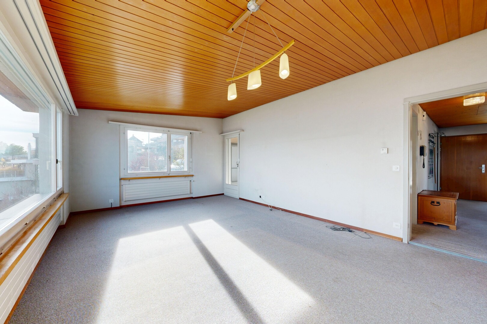 pièce vide avec plafond en bois, wood ceiling, cloison sèche, drywall, et inside property