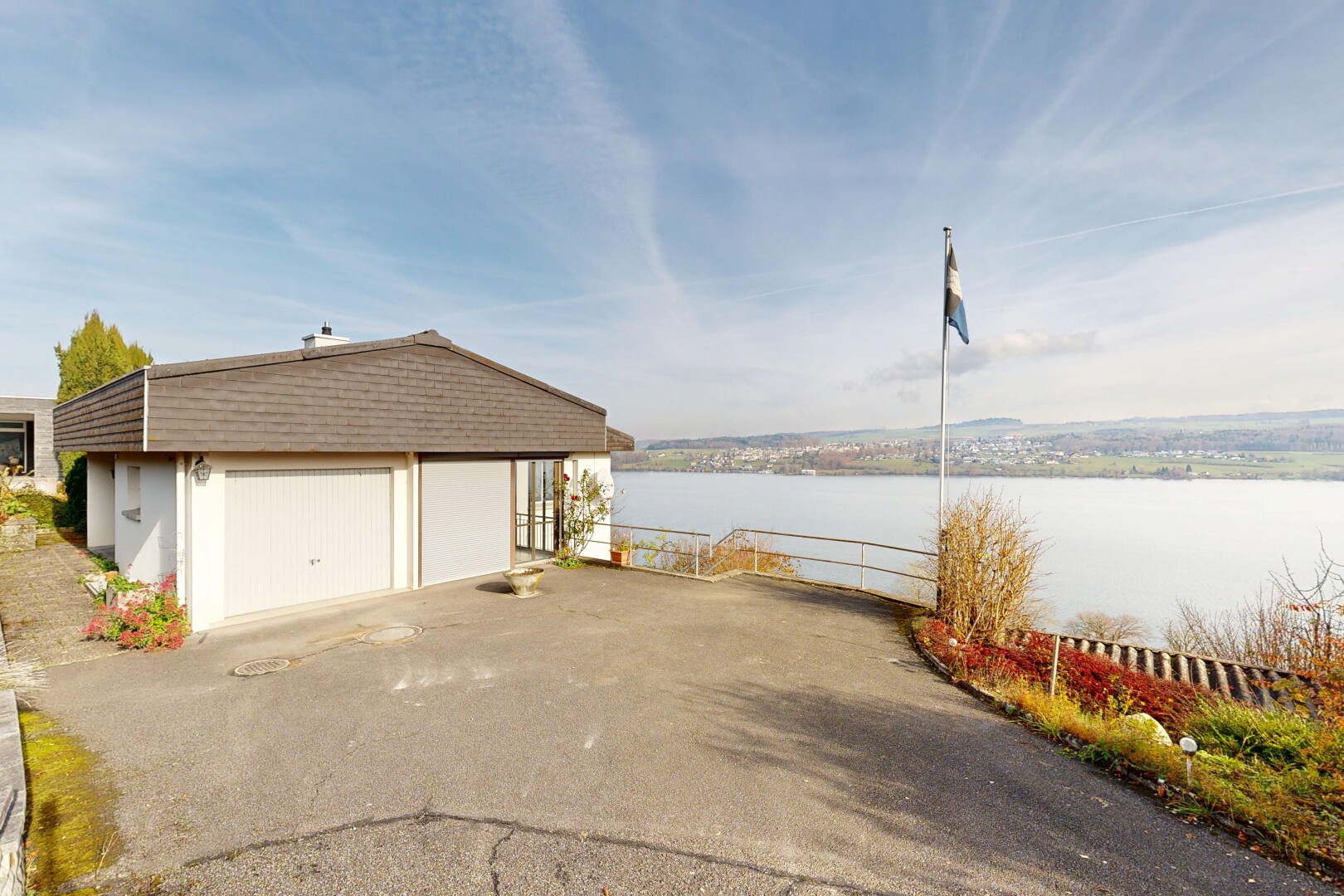 façade avec day time, water view, vue sur l'eau, structure extérieure, et garage détaché
