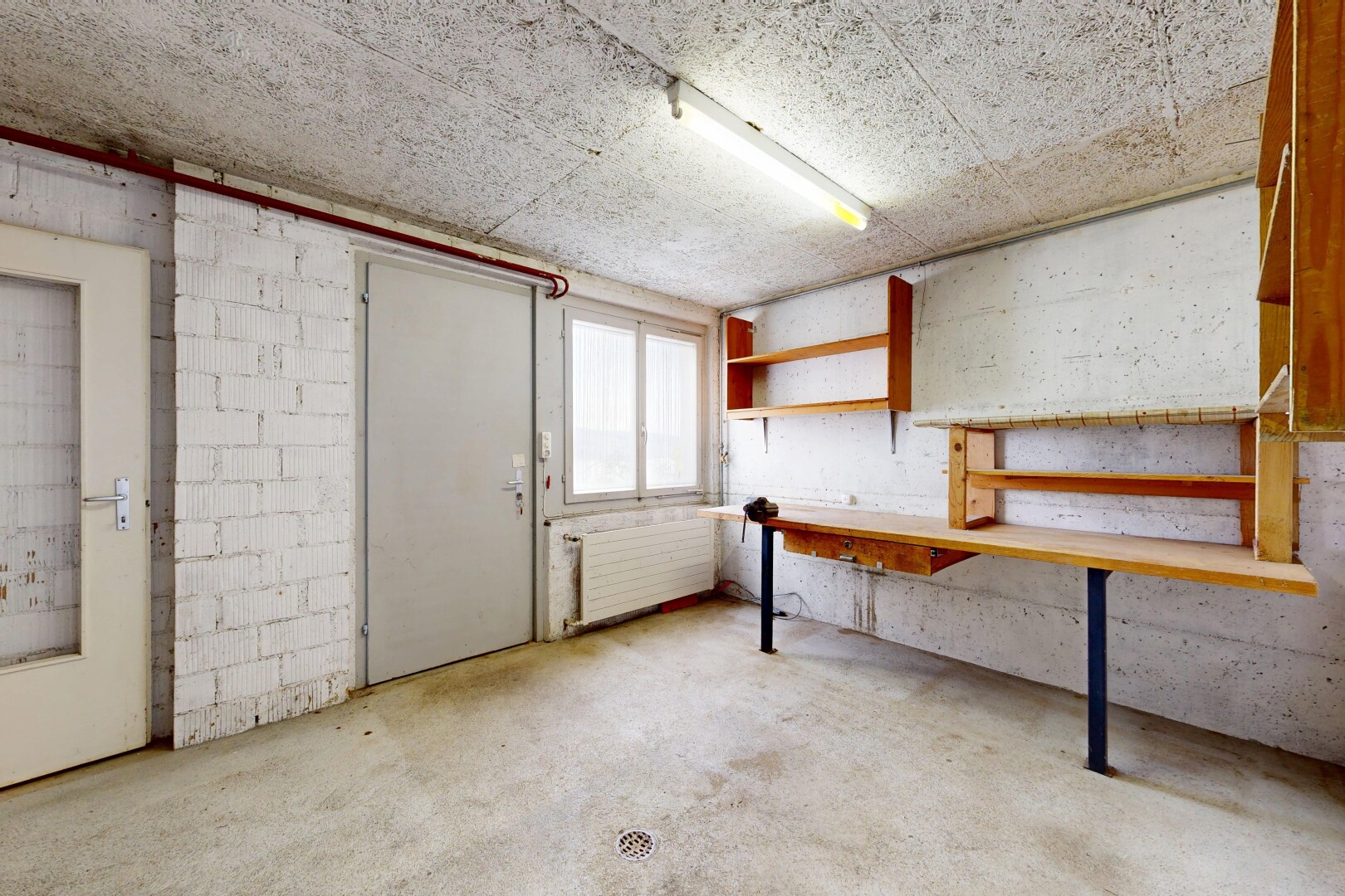 espace intérieur avec inside property, lumière naturelle, natural light, sol en béton, et concrete floor