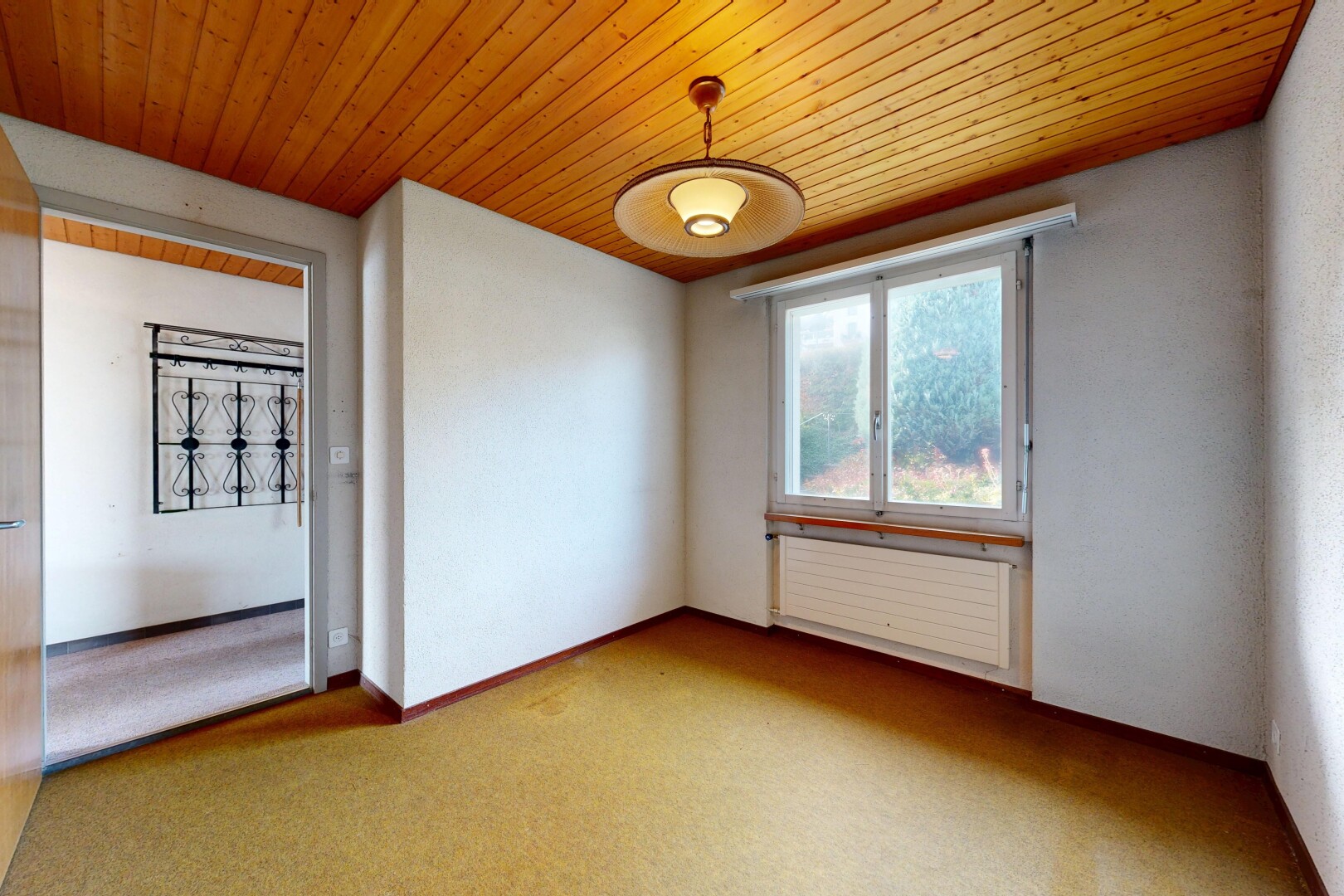 pièce vide avec lumière naturelle, natural light, plafond en bois, wood ceiling, et radiateur