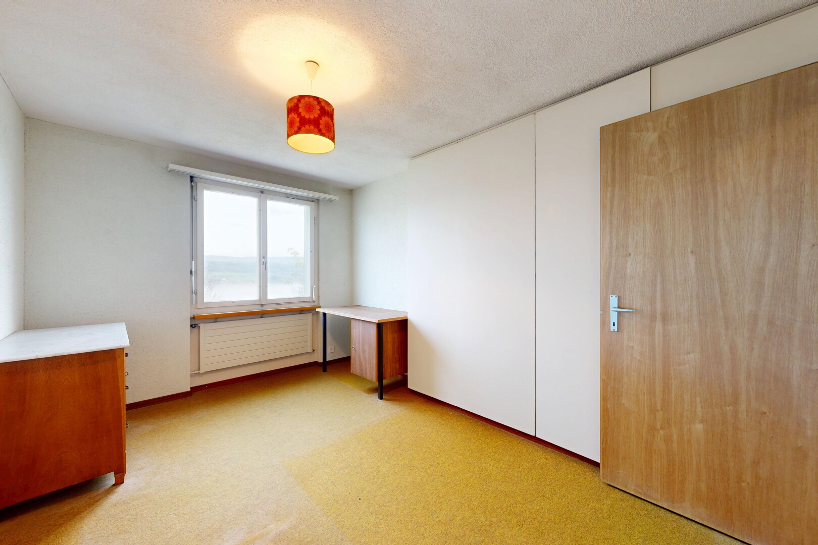 pièce vide avec moquette, carpet, inside property, lumière naturelle, et natural light