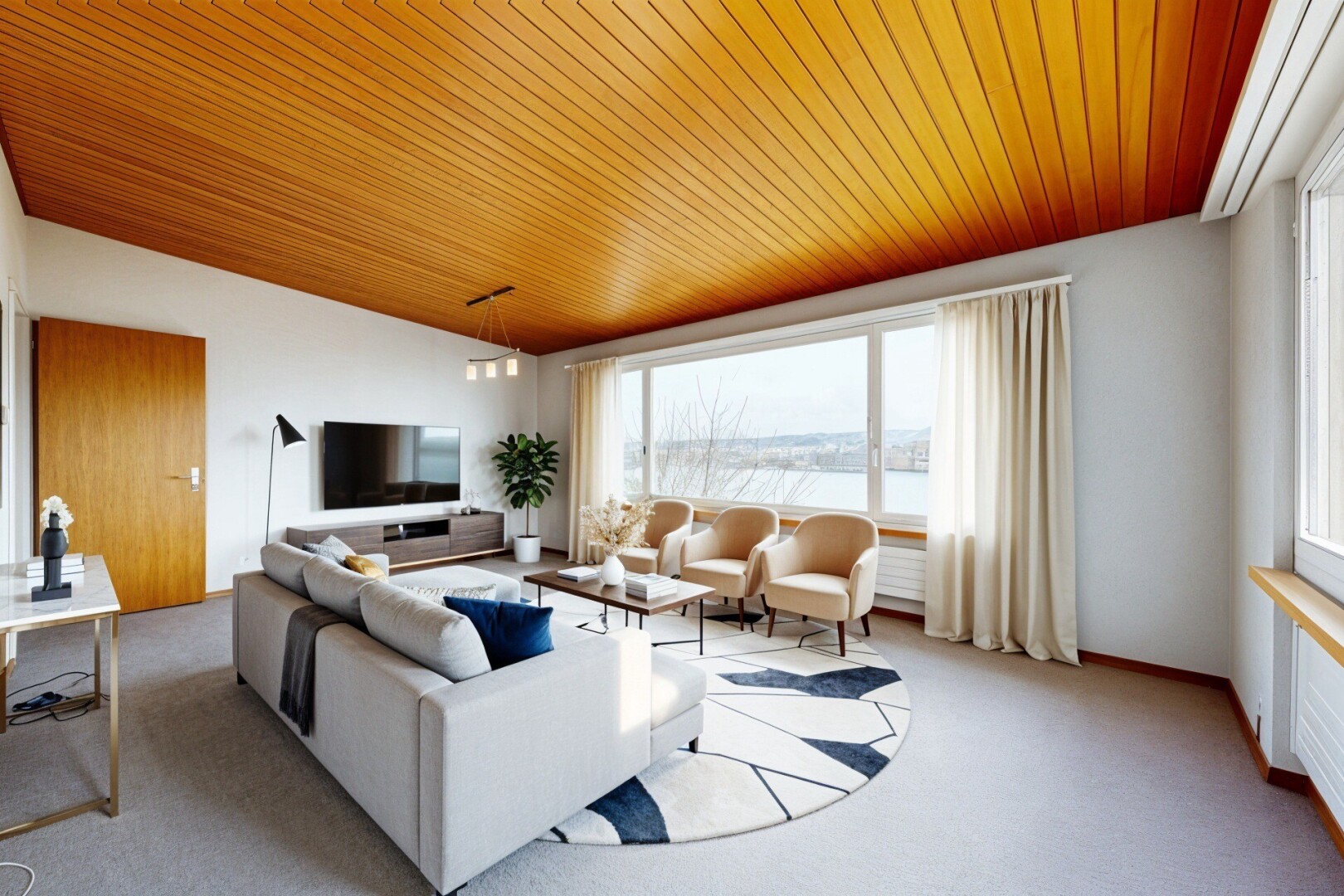 pièce vide avec plafond en bois, wood ceiling, lumière naturelle, natural light, et inside property