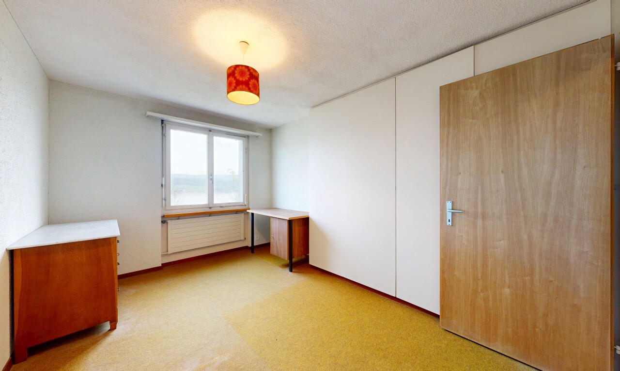 pièce vide avec moquette, carpet, inside property, lumière naturelle, et natural light