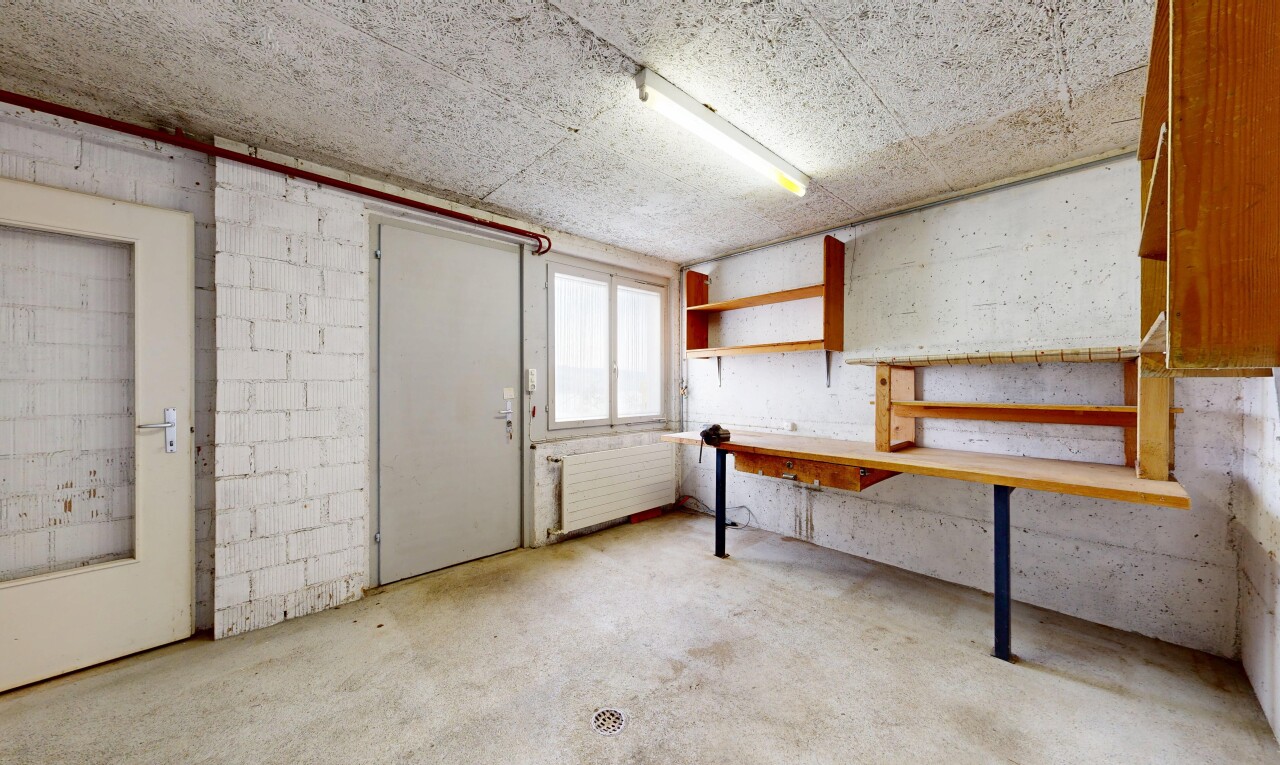 espace intérieur avec inside property, lumière naturelle, natural light, sol en béton, et concrete floor
