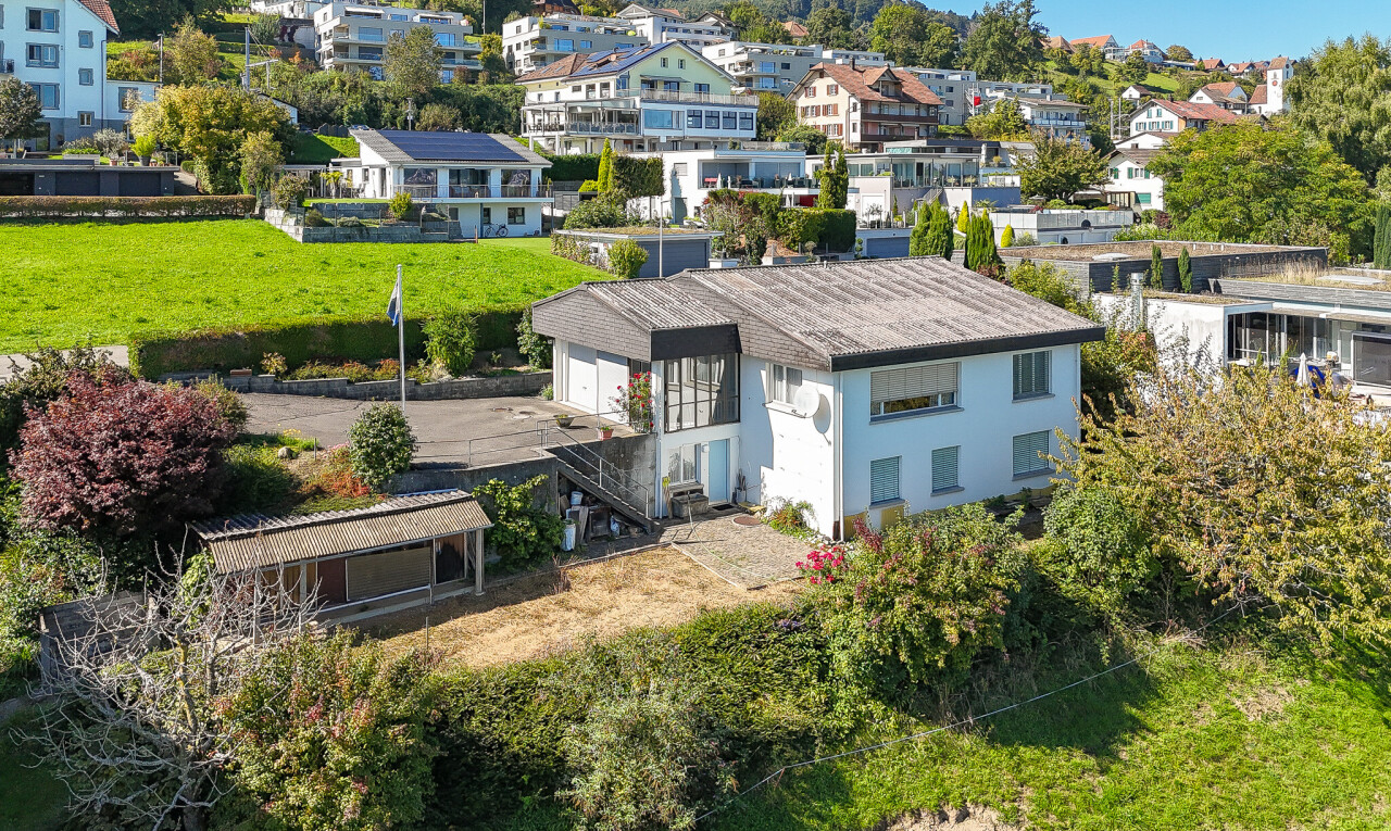 façade avec property visible, bardage en stuc, garage, vue résidentielle, et residential view