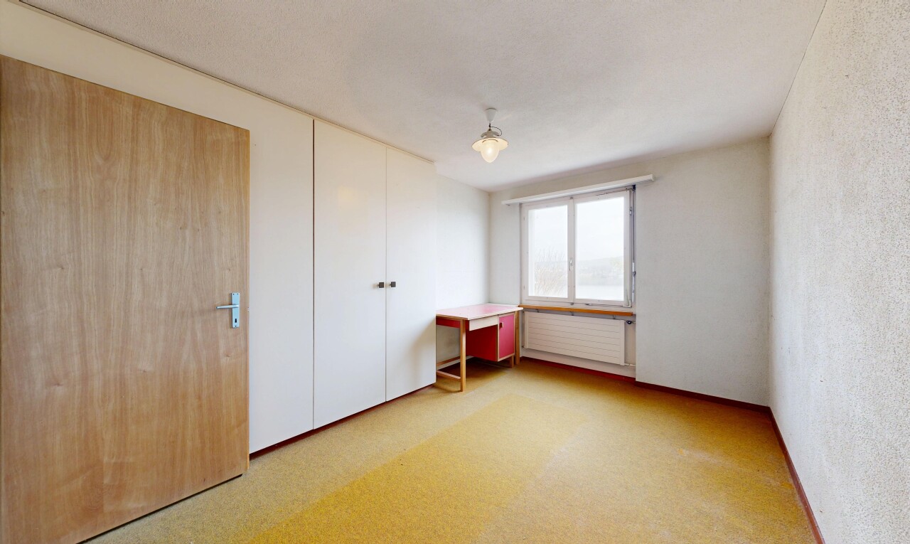 pièce vide avec inside community, lumière naturelle, natural light, moquette, et carpet