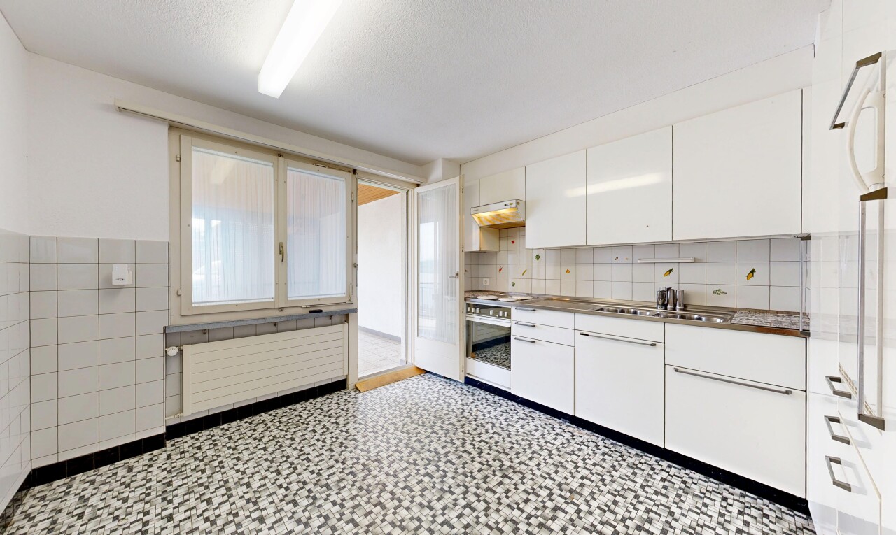 cuisine avec inside property, sol en vinyle, vinyl floor, armoires blanches, et hotte