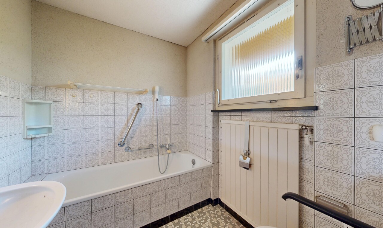 salle de bains avec mur en carrelage, tile wall, salle de bain complète, bain, et radiateur