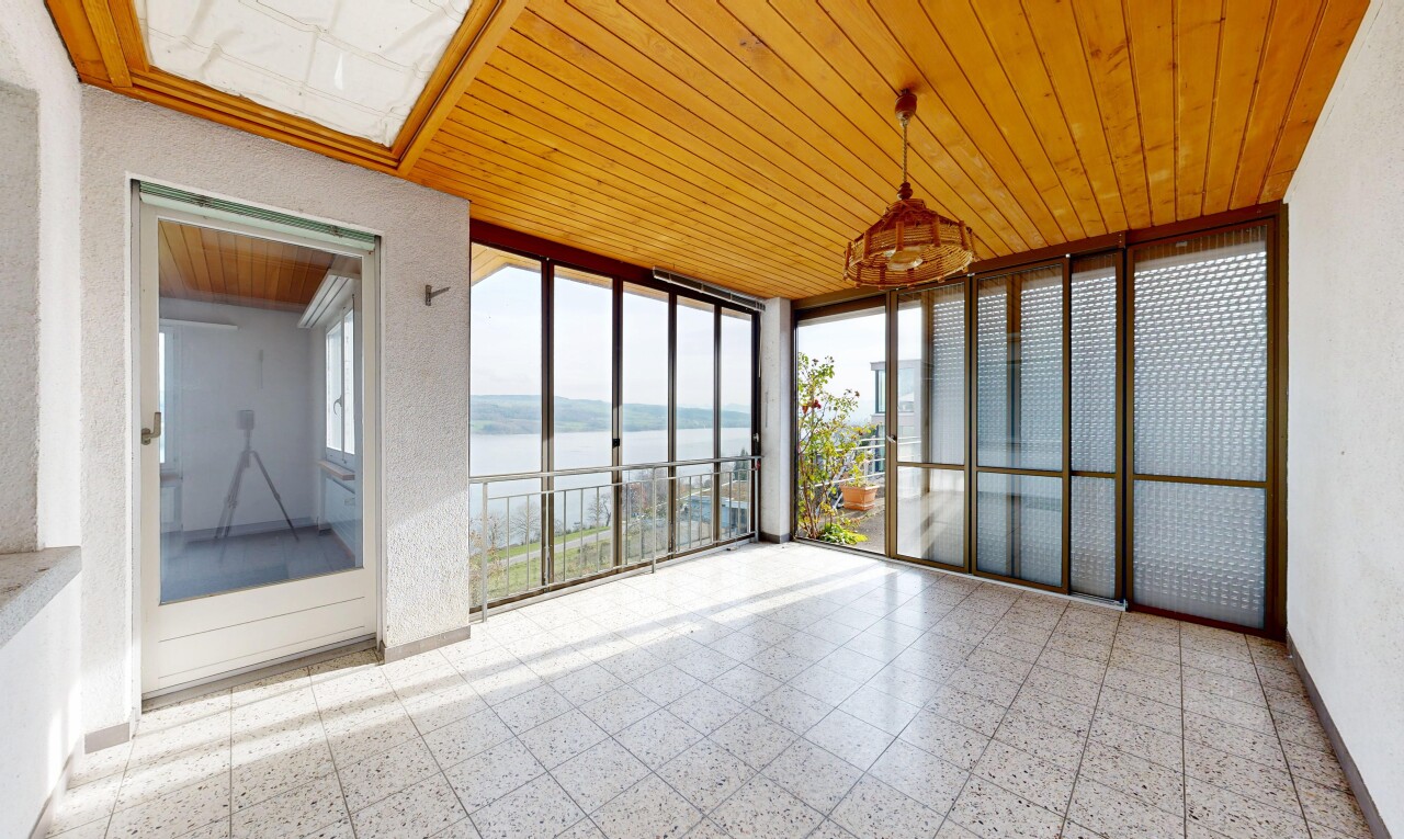 pièce vide avec fenêtres du sol au plafond, floor ceiling windows, plafond en bois, wood ceiling, et vue sur l'eau