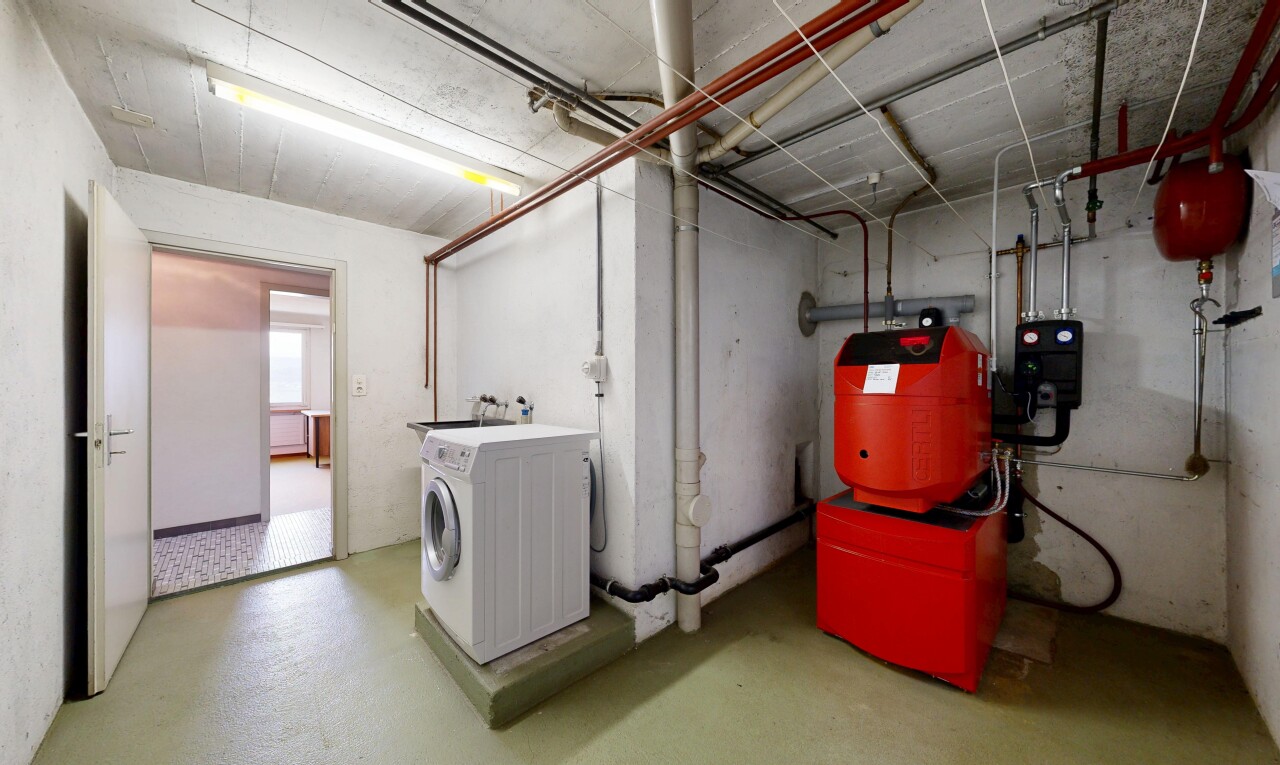 buanderie avec lave-linge et sèche-linge, buanderie, inside property, sol en béton, et concrete floor