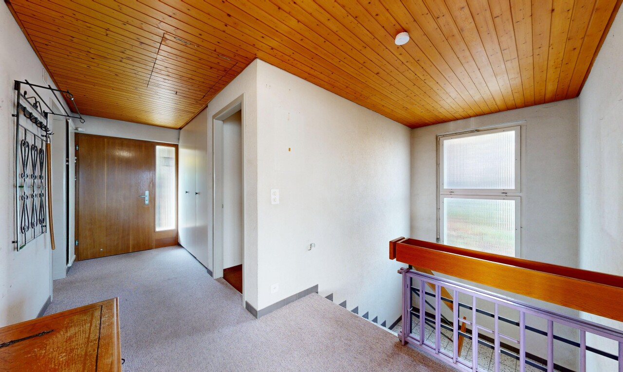 couloir avec plafond en bois, wood ceiling, inside property, moquette, et carpet