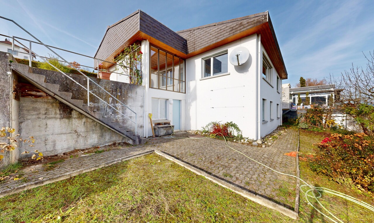 façade avec escaliers, bardage en stuc, property visible, day time, et pelouse
