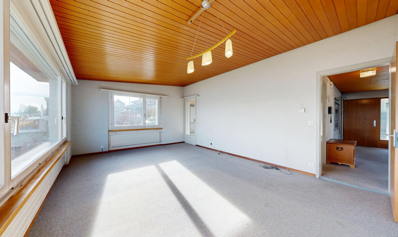pièce vide avec plafond en bois, wood ceiling, cloison sèche, drywall, et inside property
