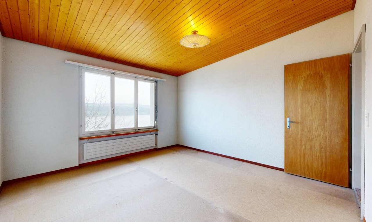 pièce vide avec lumière naturelle, natural light, plafond voûté, vaulted ceiling, et plafond en bois