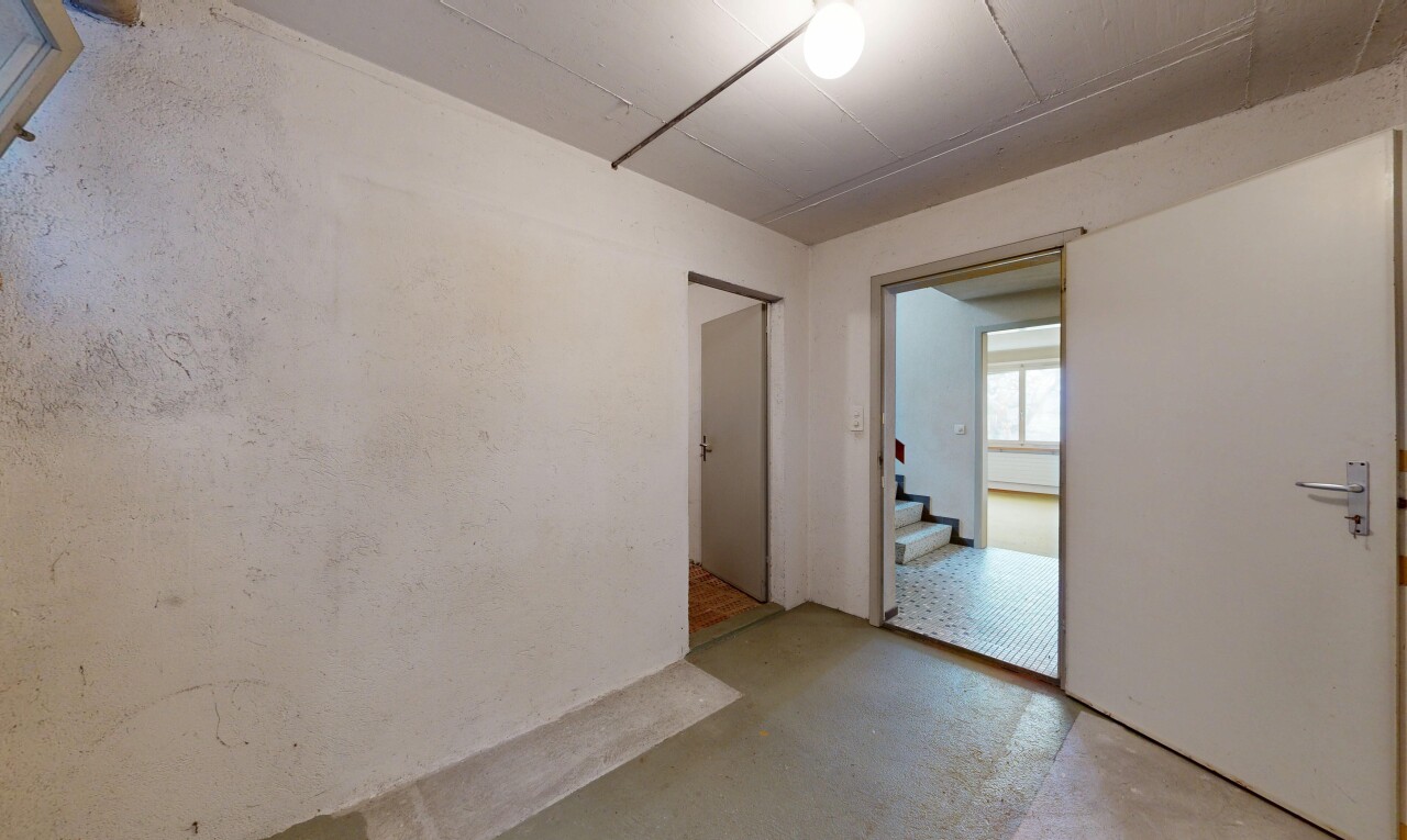 pièce vide avec inside property, lumière naturelle, natural light, sol en béton, et concrete floor