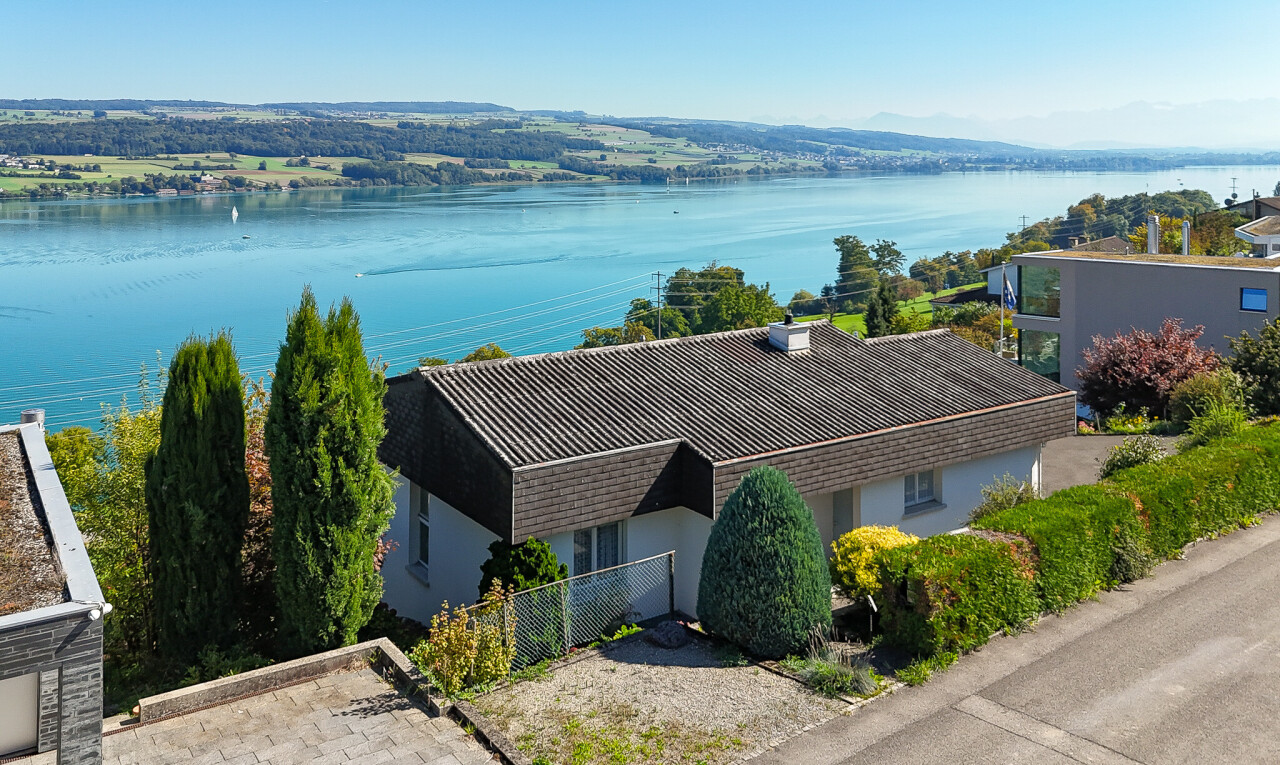 façade avec day time, bardage en stuc, clôture, vue sur l'eau, et water view