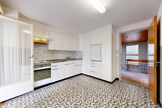 küche mit natürliches licht, natural light, weiße schränke, inside property, und ofen