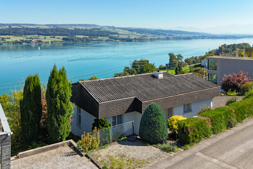 außenansicht mit day time, stuckverkleidung, zaun, seesicht, und water view