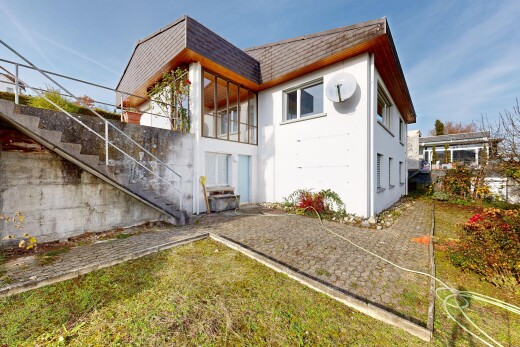 außenansicht mit treppen, stuckverkleidung, property visible, day time, und rasen