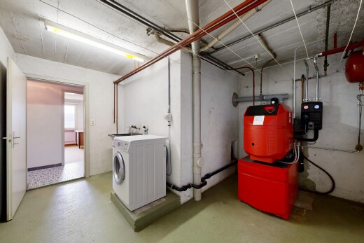 wäschekammer mit tumbler, wäscherei, inside property, betonboden, und concrete floor