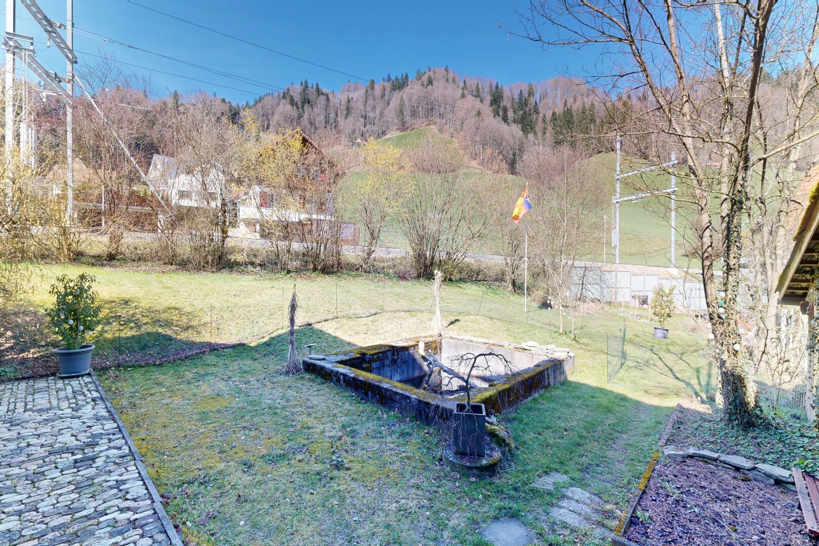 garten mit from property, rasen, day time, zaun, und power lines view
