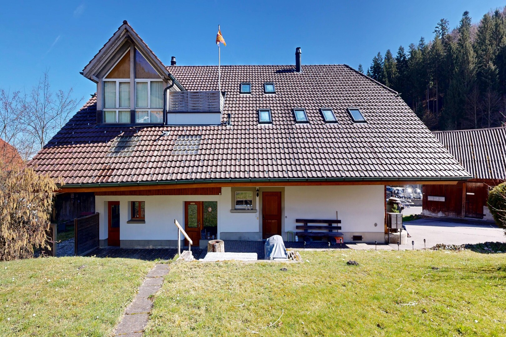 außenansicht mit ziegeldach, rasen, day time, property visible, und stuckverkleidung