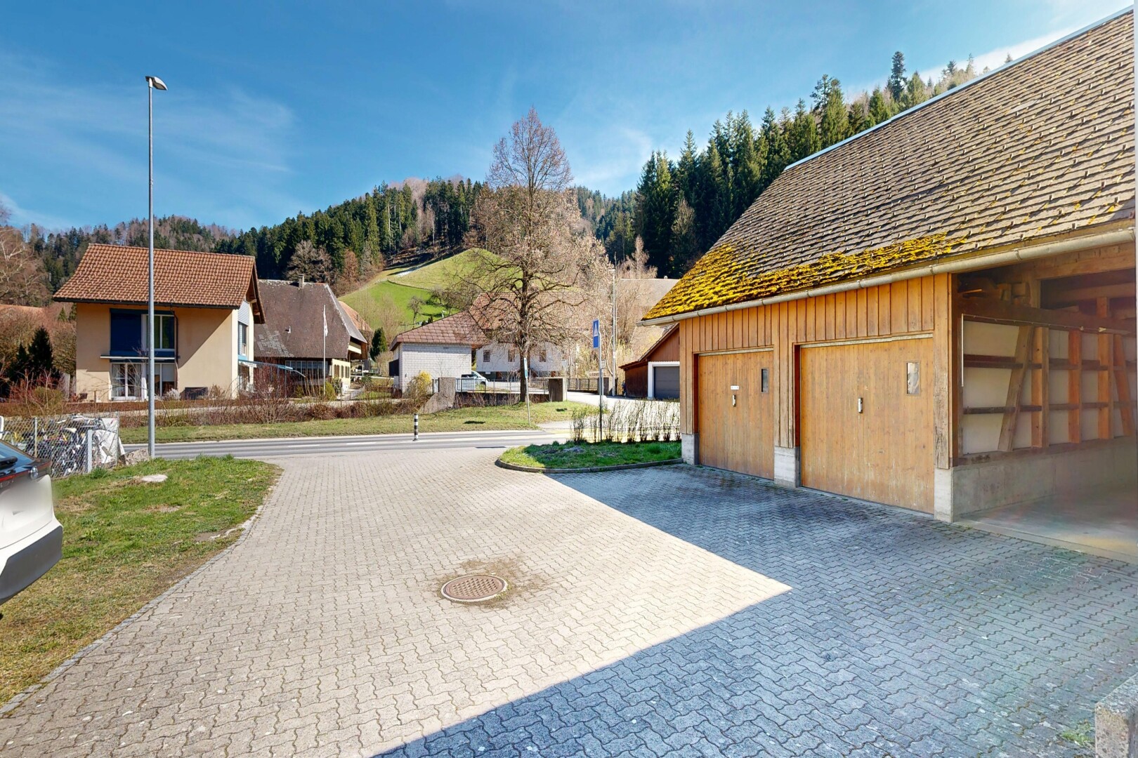 außenansicht mit vertikale verkleidung, day time, garage, wohngebietblick, und residential view