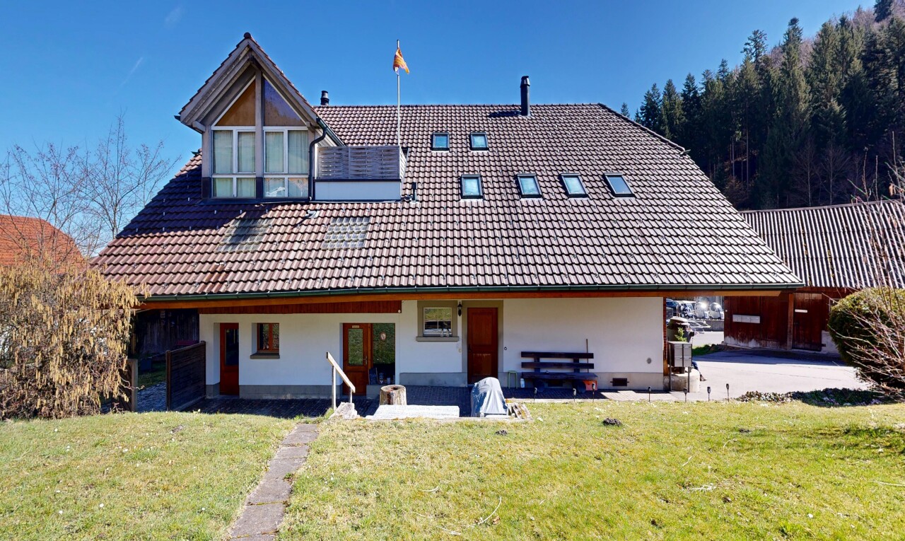 außenansicht mit ziegeldach, rasen, day time, property visible, und stuckverkleidung