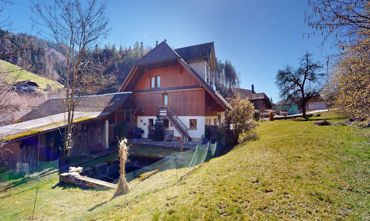 außenansicht mit rasen, vertikale verkleidung, day time, und property visible