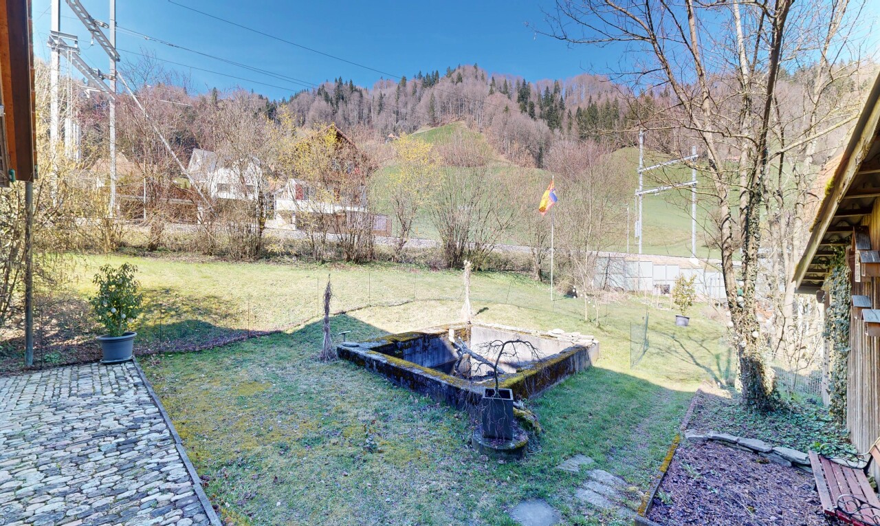 garten mit from property, rasen, day time, zaun, und power lines view