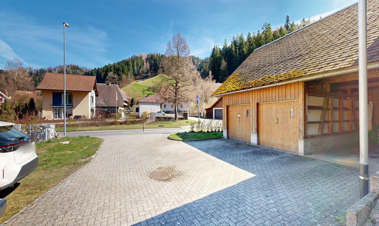 außenansicht mit vertikale verkleidung, day time, garage, wohngebietblick, und residential view